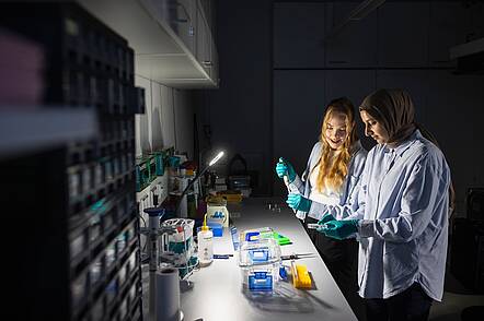 Foto: Zwei Studentinnen im Labor der Universität Hamburg bei einem Versuch.