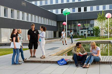 Foto: Studierende auf dem Campus der Hochschule Kempten 