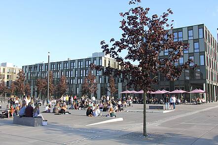 Foto: Studierende auf dem Campus der Hochschule Bielefeld 