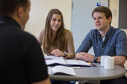 Studentische Projektgruppe der HWG Ludwigshafen (Foto: Hochschule für Wirtschaft und Gesellschaft Ludwigshafen) Foto: Eine studentische Projektgruppe sitzt zusammen an einem Tisch und diskutiert.