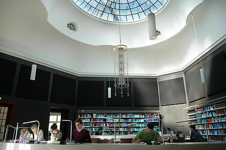 Foto: Blick in die Lesehalle der Ludwig-Maximilians-Universität München