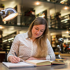 Studentin in der Bibliothek der Katholischen Universität Eichstätt-Ingolstadt (Foto: Christian Klenk/Universität Eichstätt-Ingolstadt)