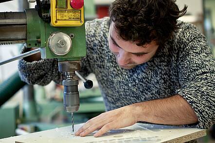 Foto: Student arbeitet in der Holzwerkstatt der Fachhochschule Potsdam 