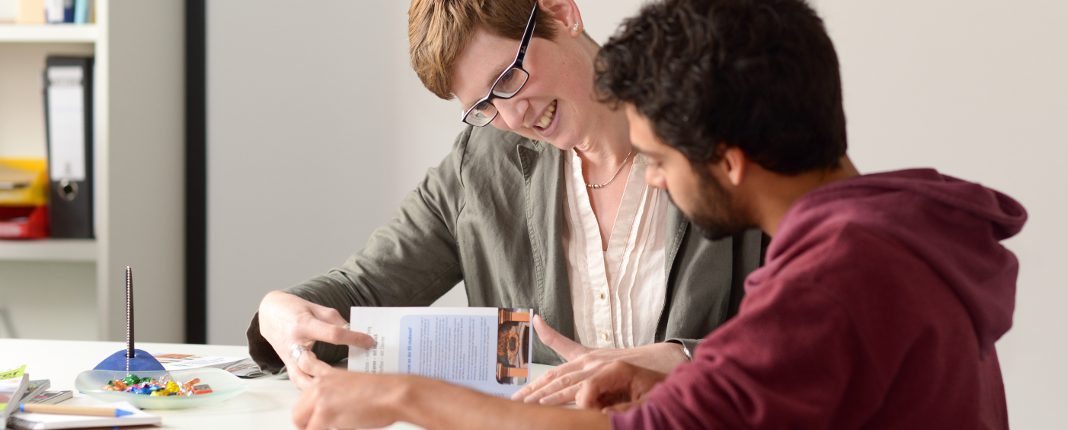 [Translate to English:] Beratungssituation an der Katholischen Universität Eichtstätt-Ingolstadt (Foto: Marcel Sahlmen/Katholische Universität Eichstätt-Ingolstadt)