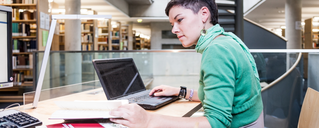 Studentin an der Friedrich-Schiller-Universität Jena (Foto: Universität Jena)