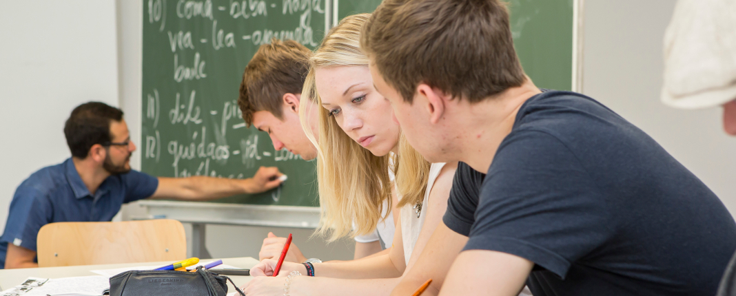 [Translate to English:] Studierende an der Europa-Universität Viadrina Frankfurt (Oder) (Foto: Heide Fest/Europa-Universität Viadrina)