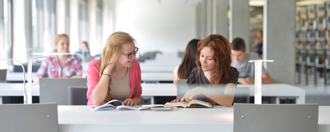 Studentinnen an der Universität Bielefeld (Foto: Universität Bielefeld)